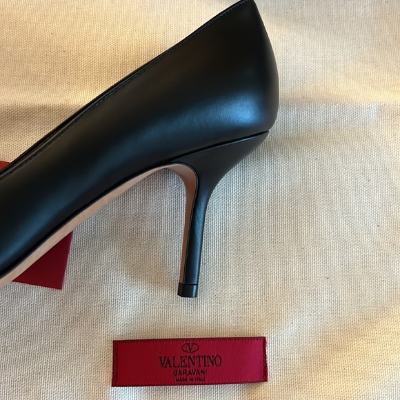 New VALENTINO GARAVANI V Logo Signature Black Leather Pumps EUR 37 N/B - Picture 10 of 16